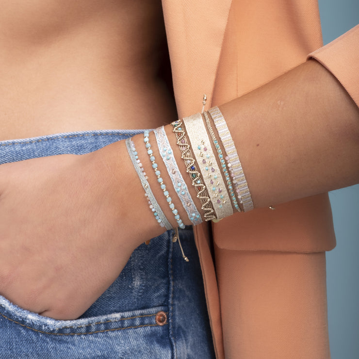 Look for the perfect balance of modern and classic with this elegant handmade bracelet.  It is handwoven by our team of artisans using turquoise stones and metallic threads.  Details:  -Turquoise stones  - Metallic threads  -Adjustable bracelet  -Width: 2mm
