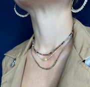 PEARL NECKLACE WITH GOLD DETAILS IN DARK TONES