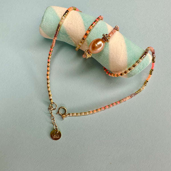 PEARL NECKLACE WITH GOLD DETAILS IN ORANGE PASTEL TONES