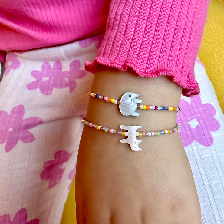This  beautiful kids bracelet is handmade in Colombia by our team of master artisans using japanese glass beads and a mother of pearl elephant charm.  How adorable is this bracelet? Fabulous and fun with vibrant colors, it’s a great gift idea for any child.  Details:  -Kids bracelet  - Japanese glass beads  - Mother of pearl charm   -Width: 2mm  -Adjustable bracelet
