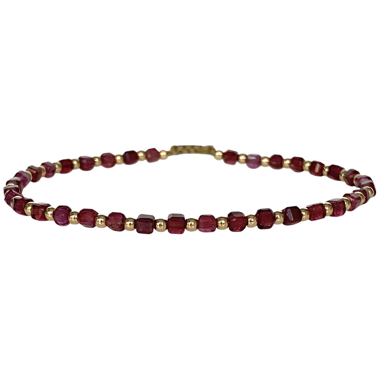 This delicate jewel is handmade using 14kt gold filled beads and Almandite semi-precious stones. This beauty will be one of your favorite bracelets as you can wear it with any accessories or outfits. Give to your looks a touch of elegance and sparkle !  Details:  - Almandite semi-precious stones   - 14kt gold filled beads  -Adjustable bracelet  -width: 2mm