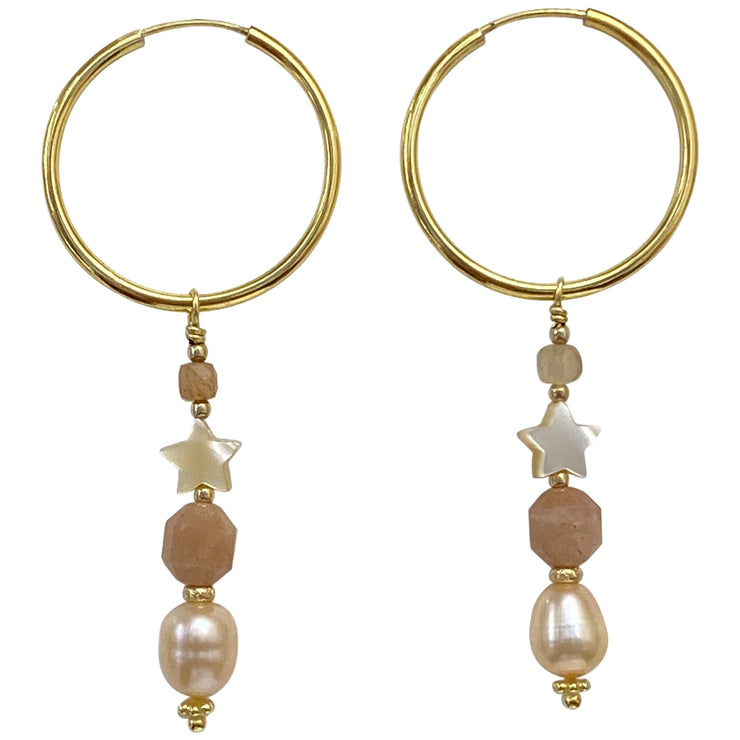 This gorgeus hoop earrings are so striking, sophisticated and sculptural. Handmade by our team of master artisans using a vermeil hoop decorated with peach sunstone semi-precious stones, mother of pearl stars and freshwater pearls.     Details:  - Handmade earrings  - 24k Gold vermeil Hoop on 925 sterling silver   -Hoop diameter: 25mm, lenght: 70 mm  -Peach sunstone, mother of pearl and freshwater pearls  -Vermeil Beads