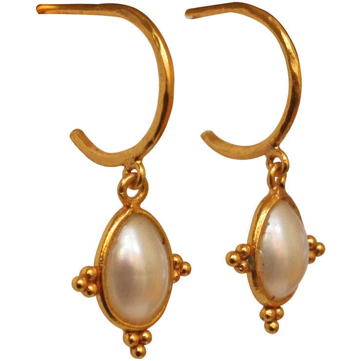 Classic and elegant, this set of handmade earrings representing purity, femininity and beauty are handmade using cultured pearls and 14k vermeil findings .  You can wear them all season!  Details:  -Metal: 14k gold plated vermeil   -Cultured pearls  -Earring height 1.8cm, Width 1cm  -Butterfly closure  -Care: Take care of your jewellery by keeping it dry and avoid spraying fragrances directly on to it.   -It comes with a card and a gift box   -Each piece has a unique shape as they are natural gemstones 
