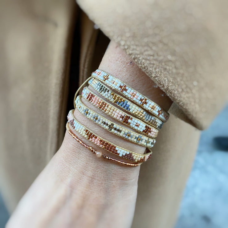 This cool bracelet is handwoven by our team of artisans in Colombia using Japanese glass beads.   Wear it with your favourite accessories !  Details:      Women bracelet     Handemade bracelet      Japanese glass beads     Adjustable bracelet     Width 5mm