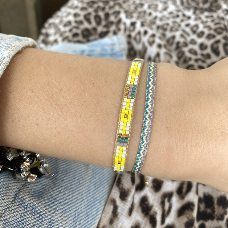 This cool bracelet is handwoven by our team of artisans in Colombia using Japanese glass beads.   Wear it with your favourite accessories !  Details:      Women Bracelet     Japanese glass beads     Handwoven adjustable bracelet     Width 5mm