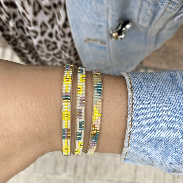 This cool bracelet is handwoven by our team of artisans in Colombia using Japanese glass beads.   Wear it with your favourite accessories !  Details:      Women Bracelet     Japanese glass beads     Handwoven adjustable bracelet     Width 5mm