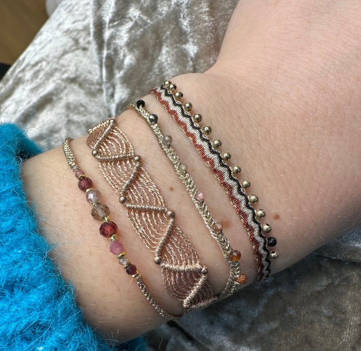 CHIC BRACELET IN BURGUNDY TONES FEATURING GOLD AND A SPINEL SEMI-PRECIOUS STONE